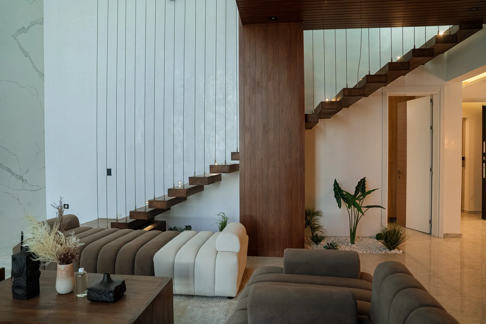 L'escalier du duplex vu depuis l'entrée