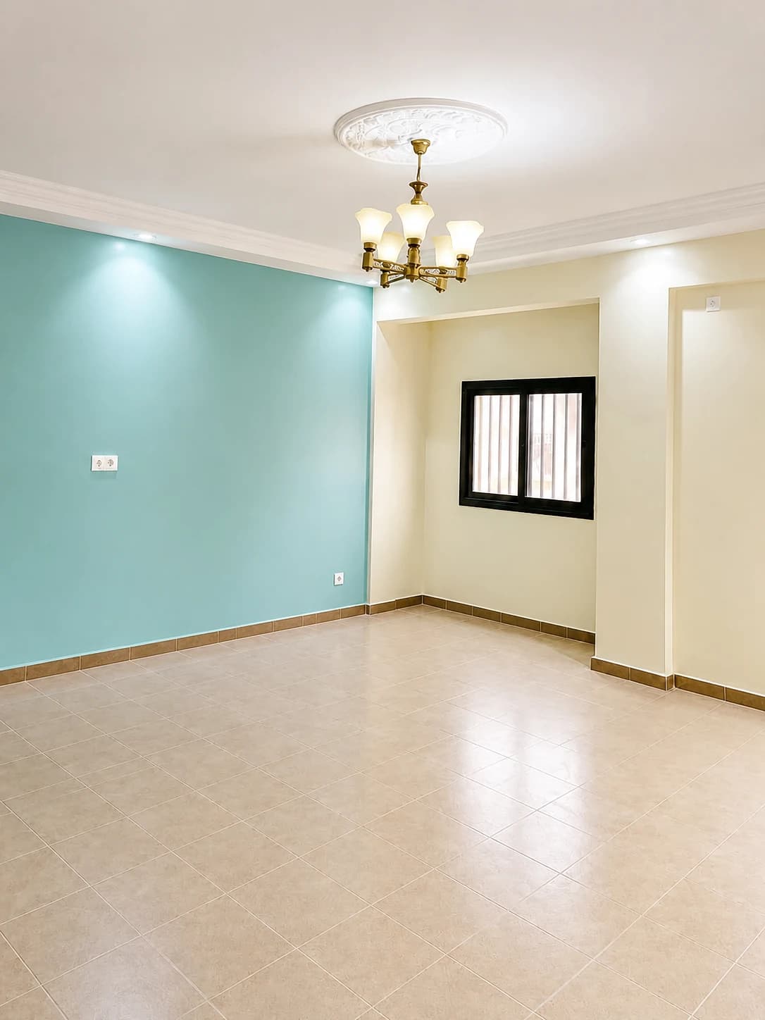 Séjour, mur d'accent et lustre