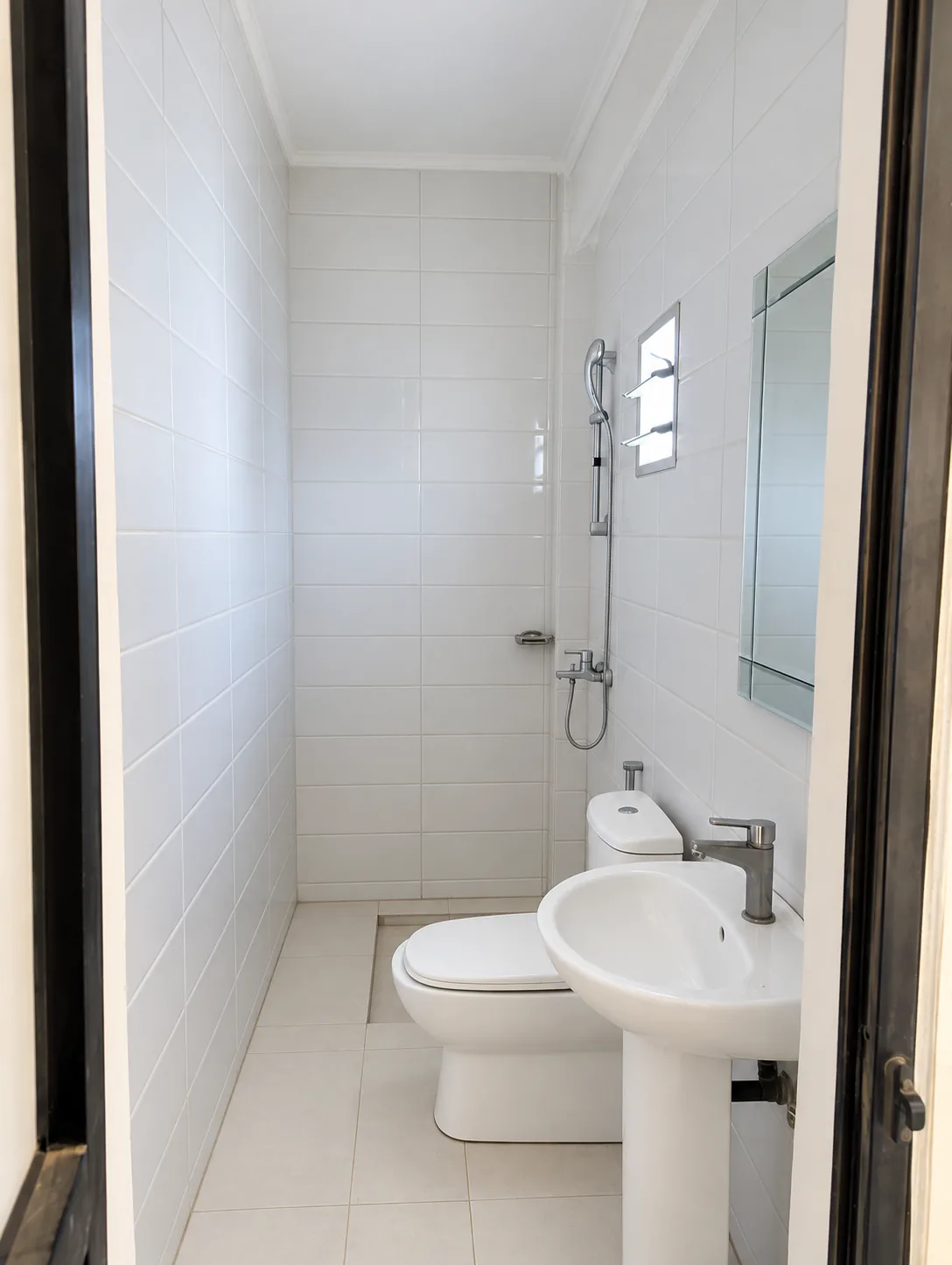 Salle d'eau, lavabo sur colonne et douche