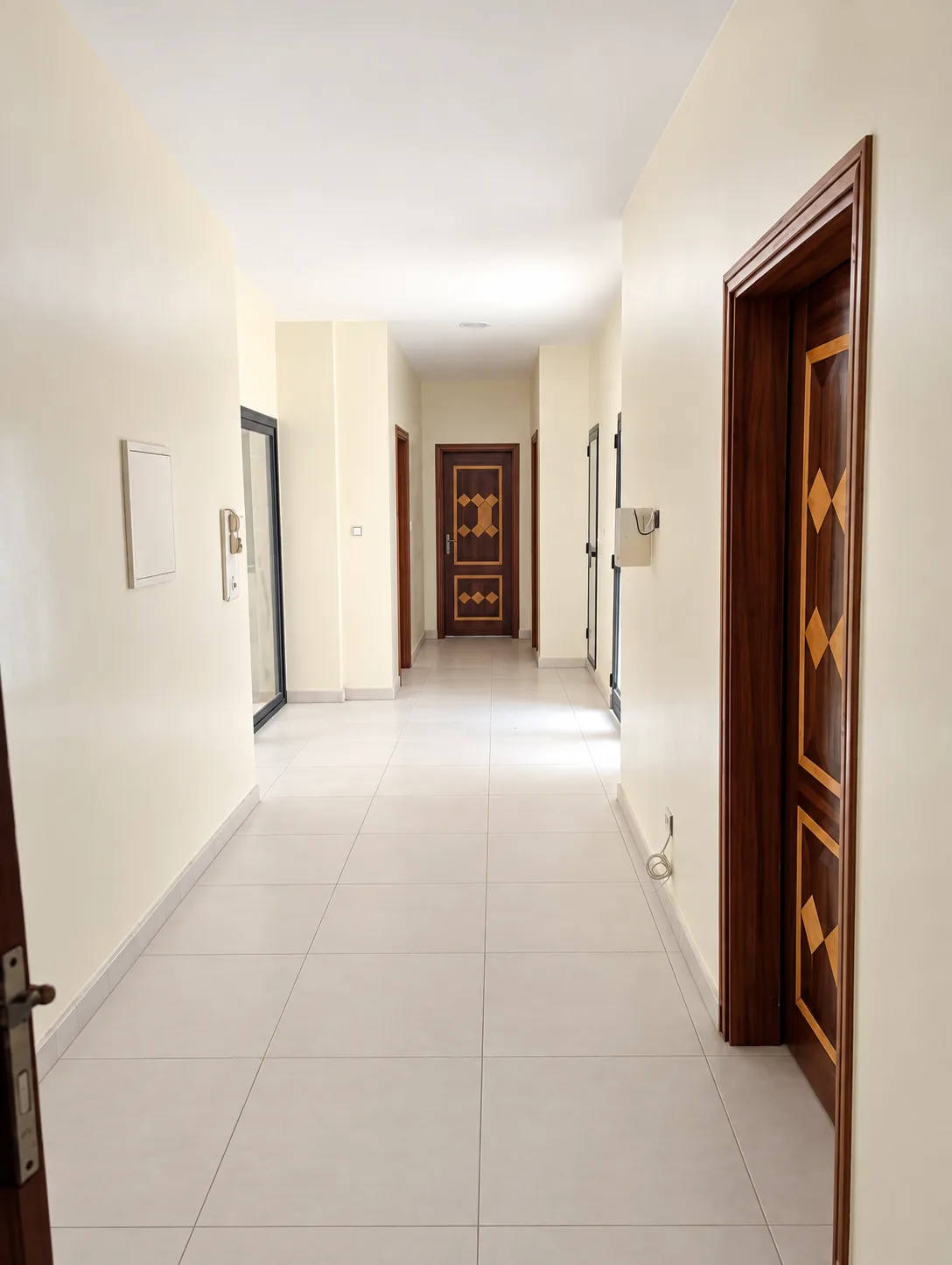 Couloir de distribution et portes en bois