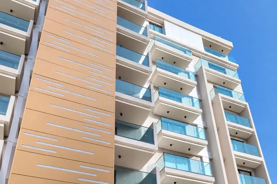 Façade de Baraka Tower, balcons à garde-corps verrier et lame de bois