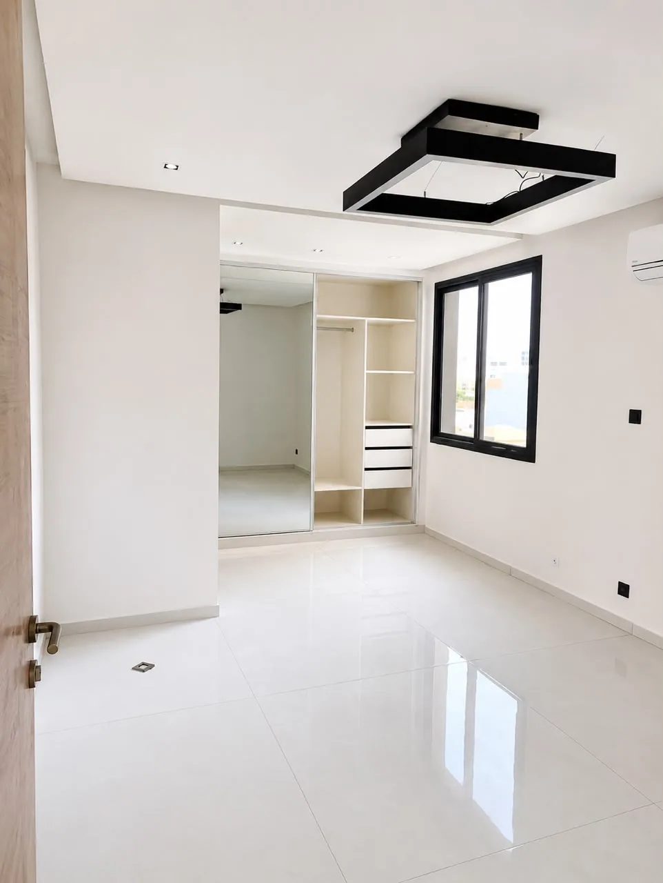Chambre, placard intégré et fenêtre à menuiserie sombre
