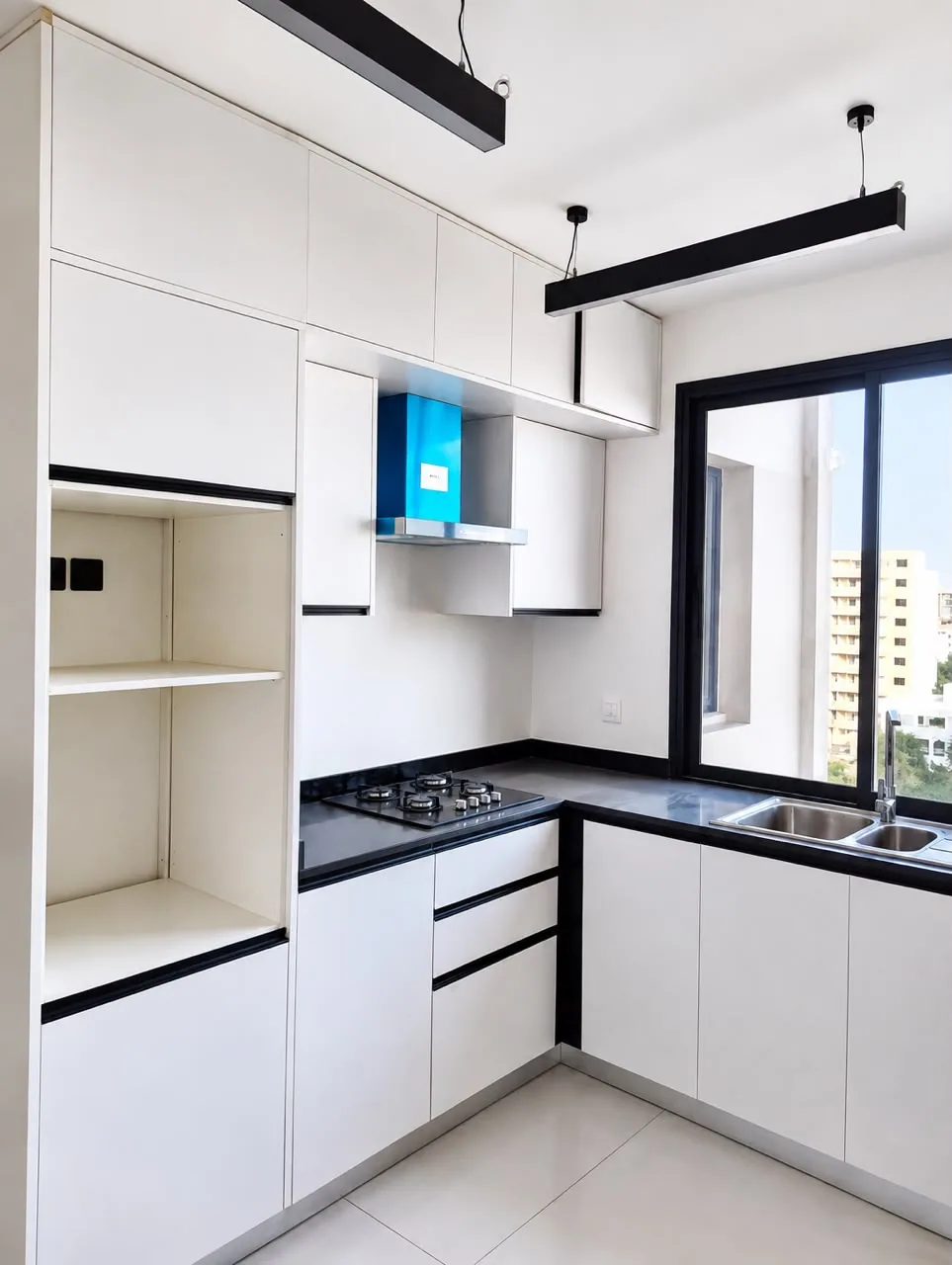 Cuisine équipée, plan noir et plaque encastrée