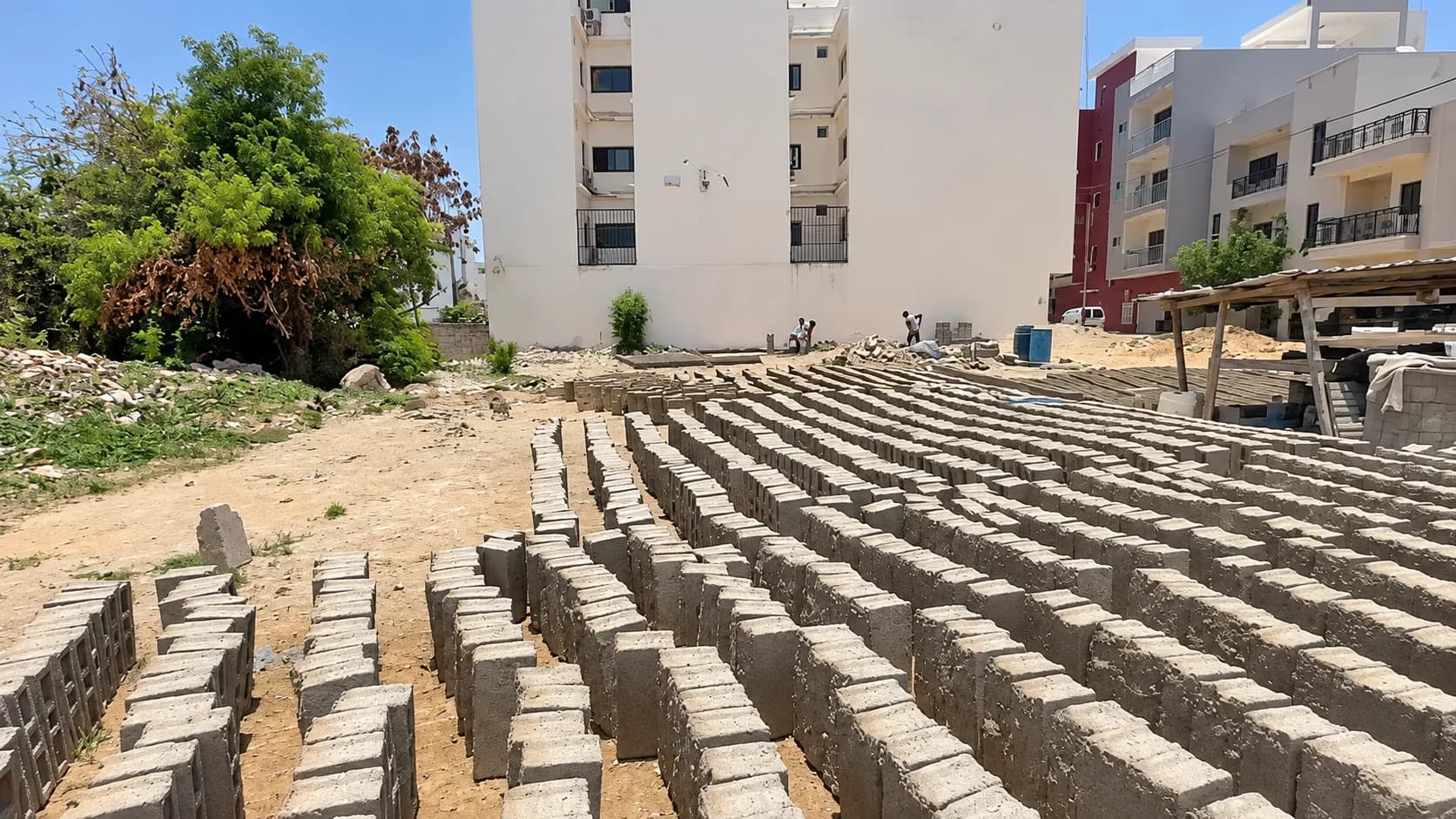 Vue opposée, parpaings entreposés sur la parcelle